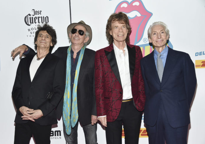 Rolling Stones inicia su gira por EU, honra a Watts