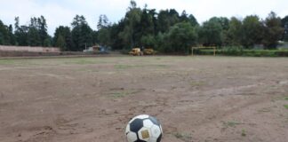 Acondiciona EdoMéx ocho canchas de fútbol en zonas rurales con maquinaria especializada