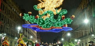 Encienden alumbrado decorativo en el Zócalo de la CDMX: Un homenaje a las mujeres que hacen patria
